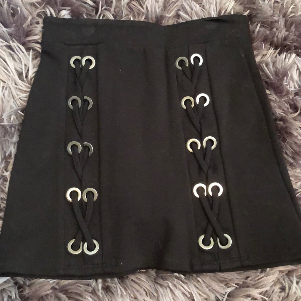 Super cute black skirt!!!